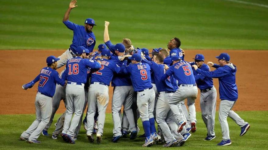 Los jugadores de los Cubs festejan su victoria en el séptimo partido ante los Cleveland Indians. // Reuters
