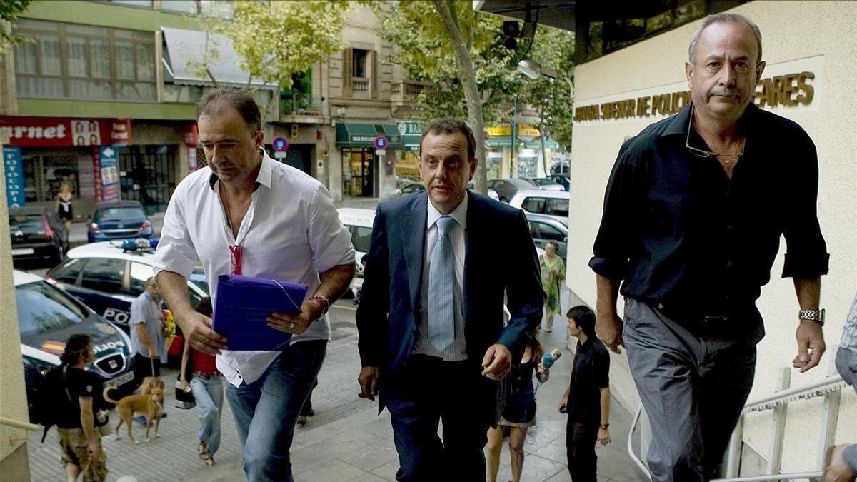 El fiscal Pedro Horrach (en el centro) y el juez José Castro (a la derecha), en una imagen del 2009