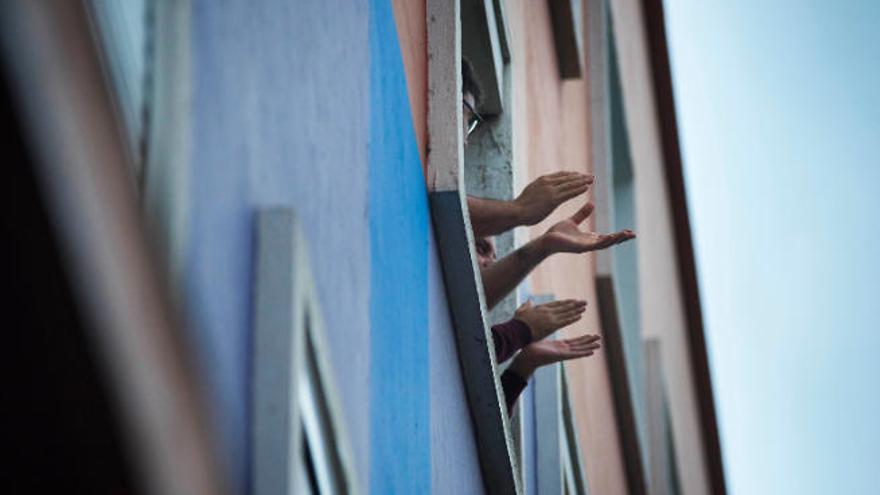 Vecinos de un edificio de La Laguna aplauden a los sanitarios.