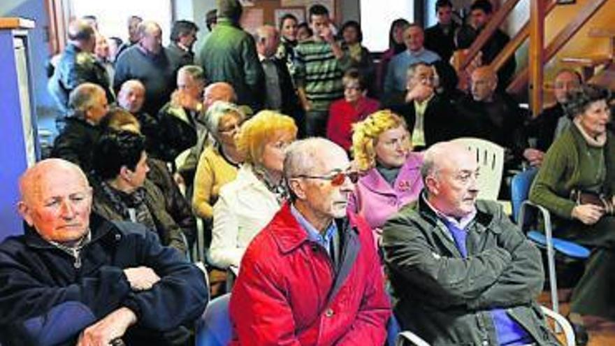 Reunión sobre el transporte rural, ayer, en Ules.