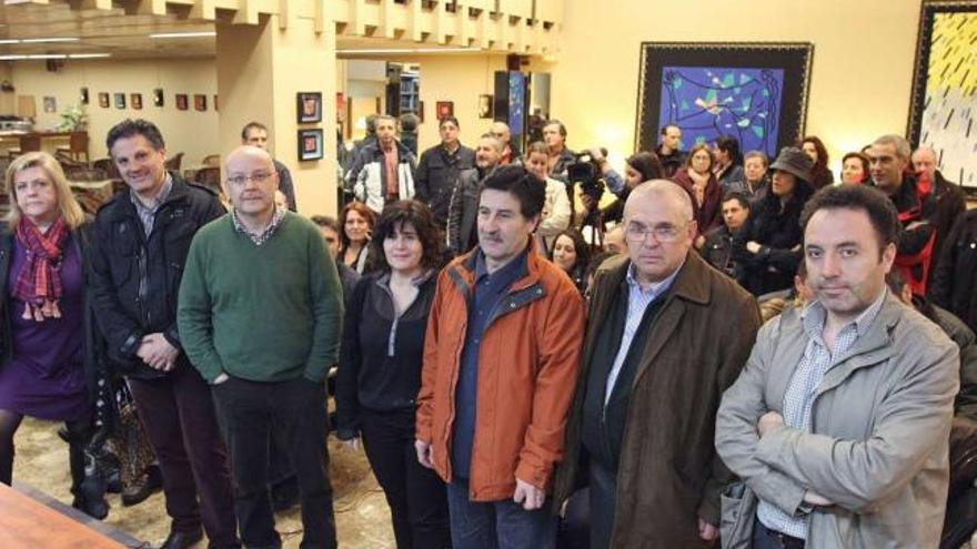 Miembros de la junta de personal del CHUO, ayer, durante su comparencia en el Ateneo de Ourense.  // Iñaki Osorio