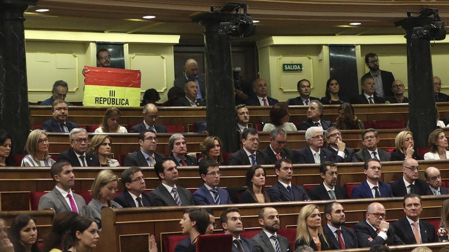 Bandera republicana sin la franja morada. // Efe