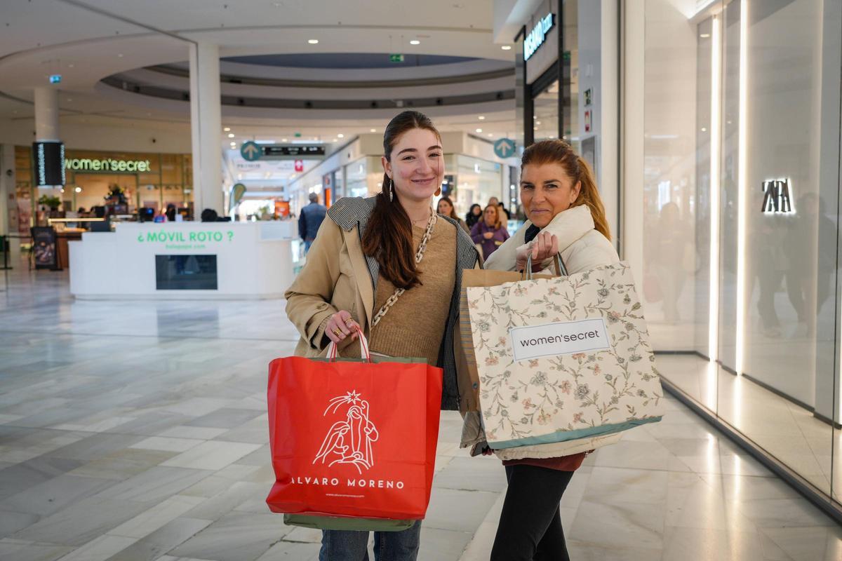 Vega y Cristina compran en las rebajas de enero de El Faro (Badajoz).