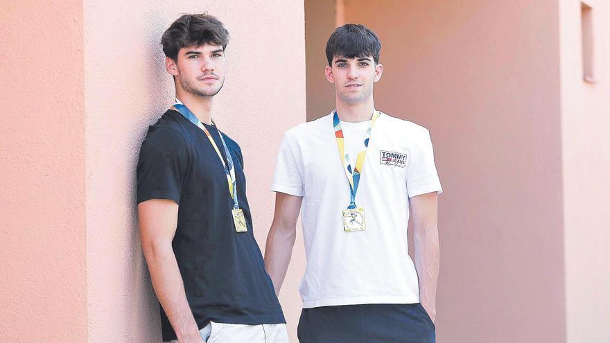 Djordje, de negre, i Petar Cikusa, de blanc, amb les medalles de campions del món sub19