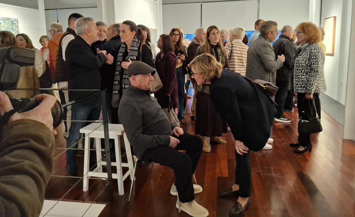 La alcaldesa charla con el artista Tomás Sivera