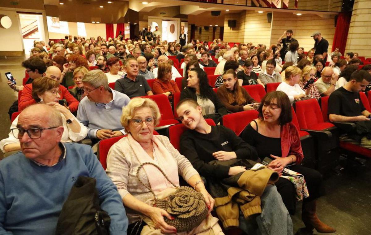 Aspecto del auditorio de la Casa de Cultura, ayer, durante el encuentro con Javier Gutiérrez.  | MARA VILLAMUZA