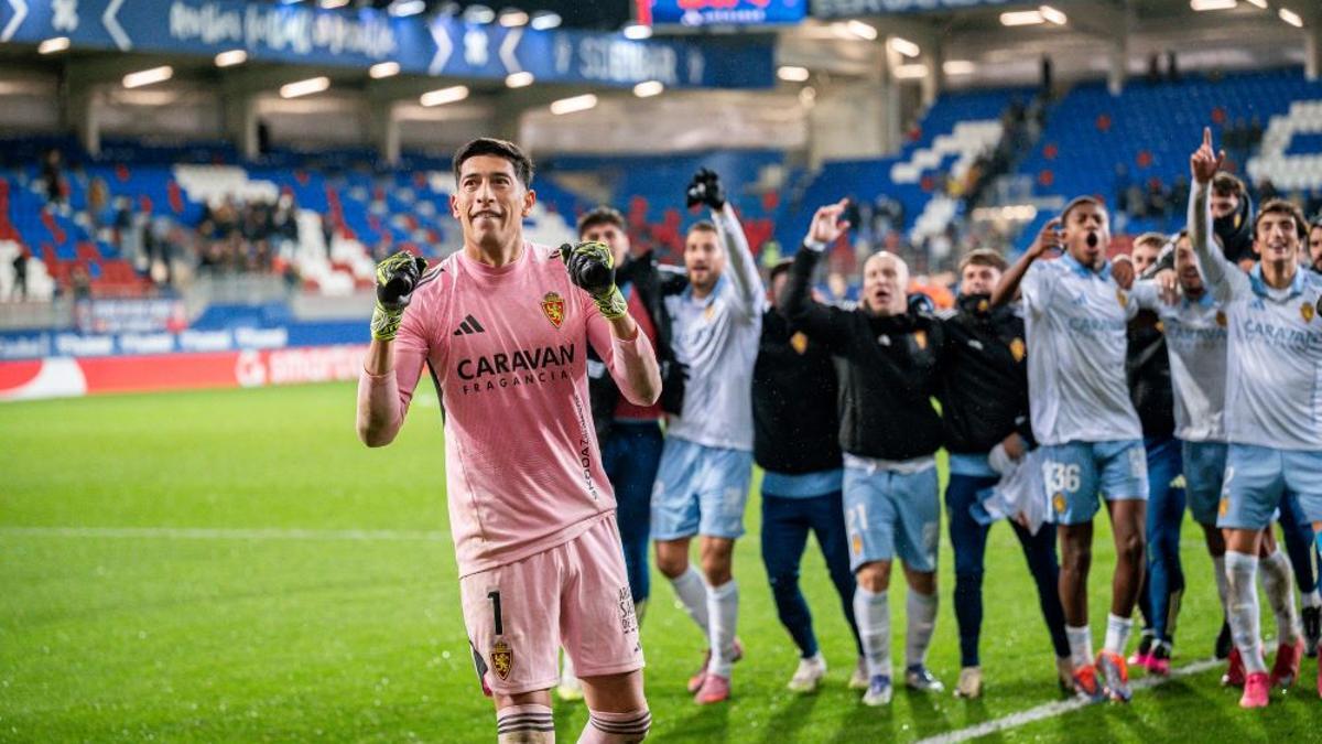 Andrada, en primer plano, en la celebración del Zaragoza tras ganar en Ipurua.
