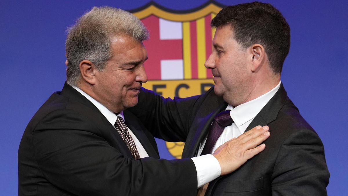 El vicepresidente del FC Barcelona, Eduard Romeu (dcha.), responsable del área económica del club, abraza al presidente Joan Laporta durante el acto en el que Romeu explicó que renuncia a su cargo para iniciar un nuevo proyecto empresarial