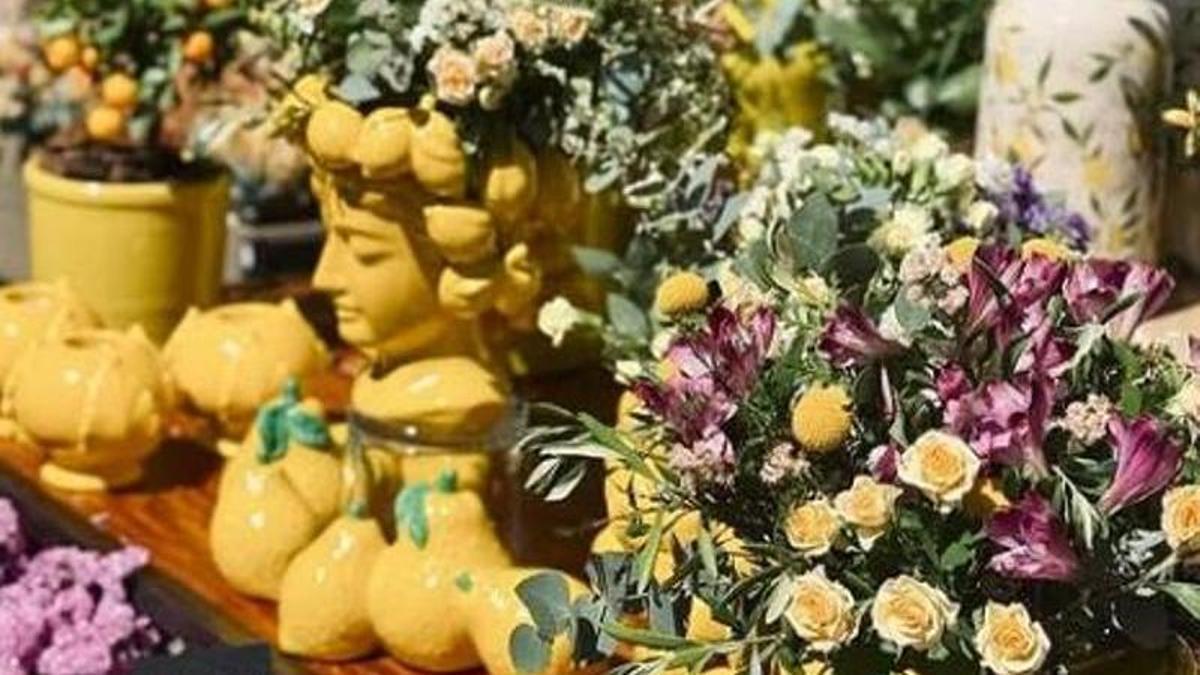 Puesto del 'Mercado de las Flores' en las calles del barrio de El Porvenir