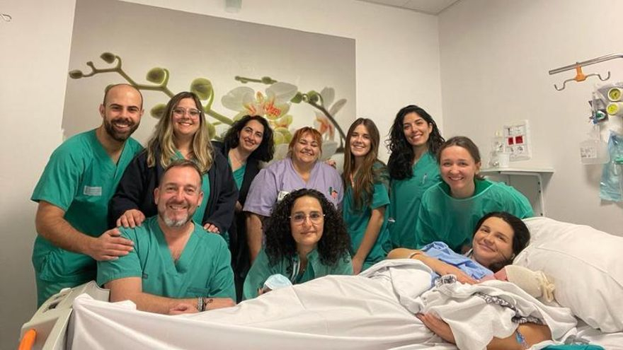 El equipo de Obstetricia y paritorio del Hospital de Torrevieja junto al primer bebé y su madre