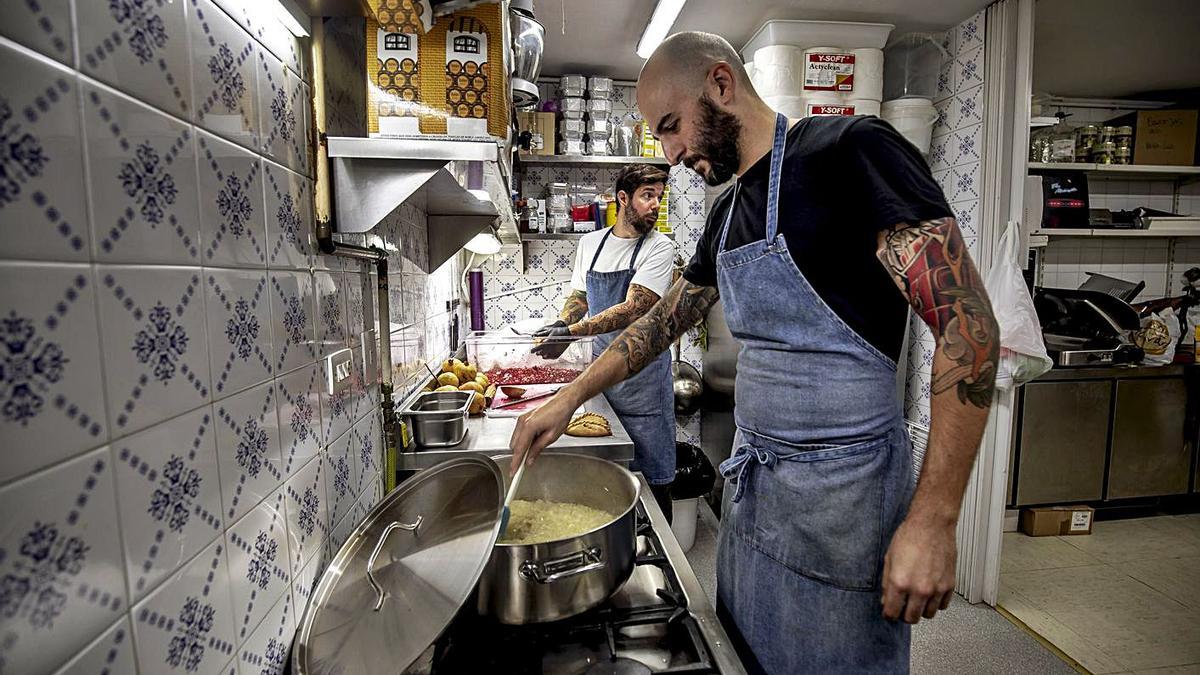 El ‘cuiner’ Pau Barceló y al fondo, el propietario de La Pajarita, Pep Mulet.