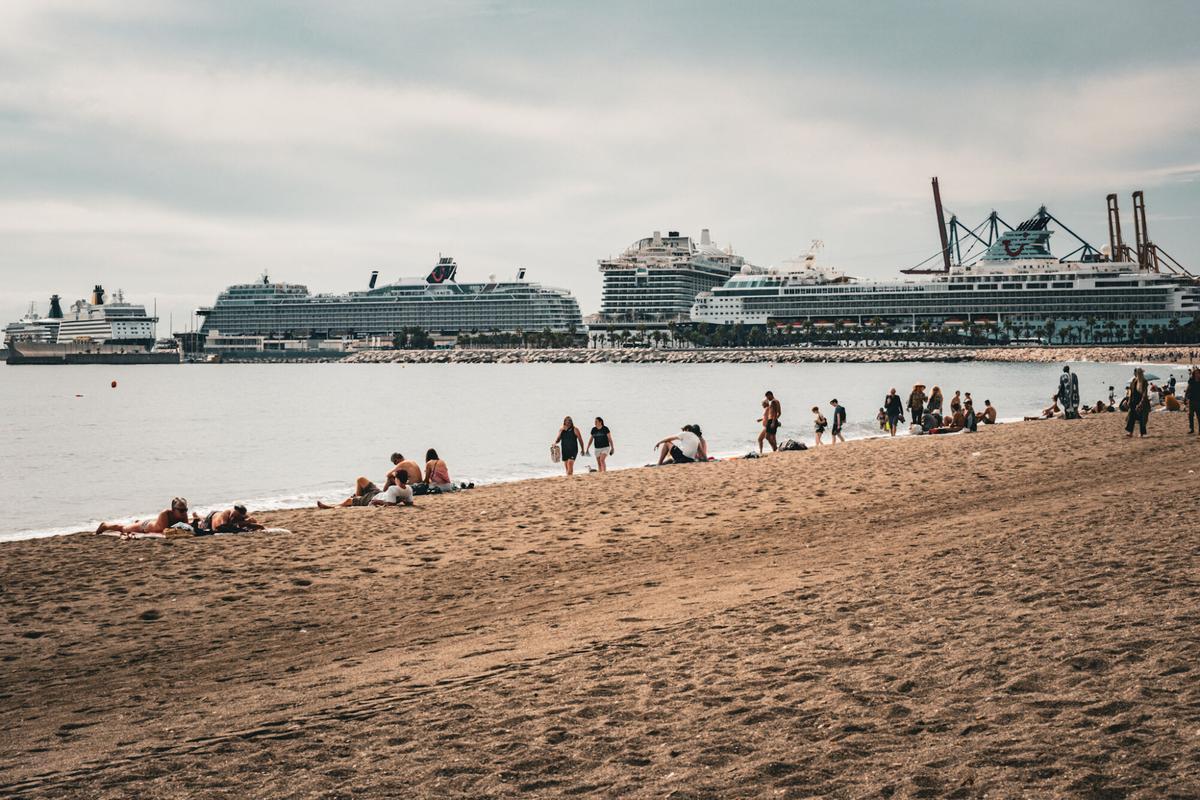 Cinco cruceros atracados en el Puerto de Málaga.
