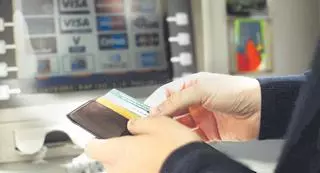 La Policía pide extremar las precauciones en los cajeros bancarios: así es el lector de tarjetas con el que pueden vaciar tu cuenta