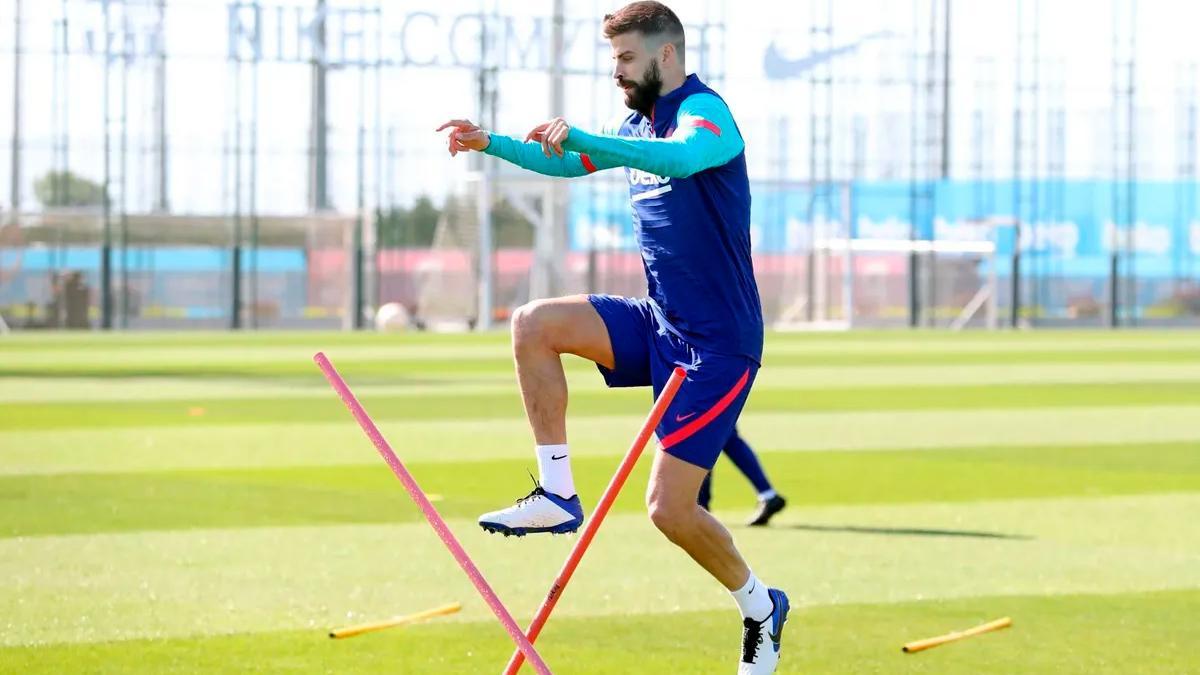 Piqué vuelve a entrenarse con el resto del grupo a dos días del clásico