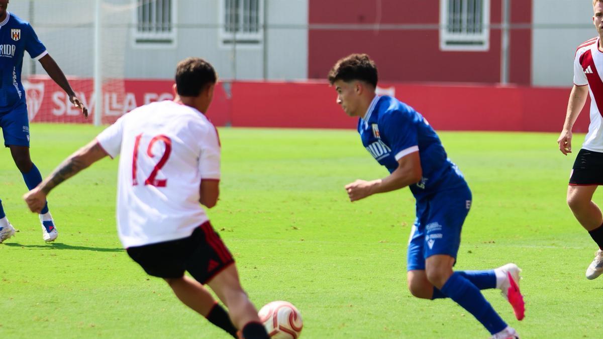 Jugada del encuentro de este miércoles en Sevilla entre Mérida y Sevilla Atlético.