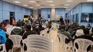 Imagen de varios migrantes en una sala de asilo de Barajas.