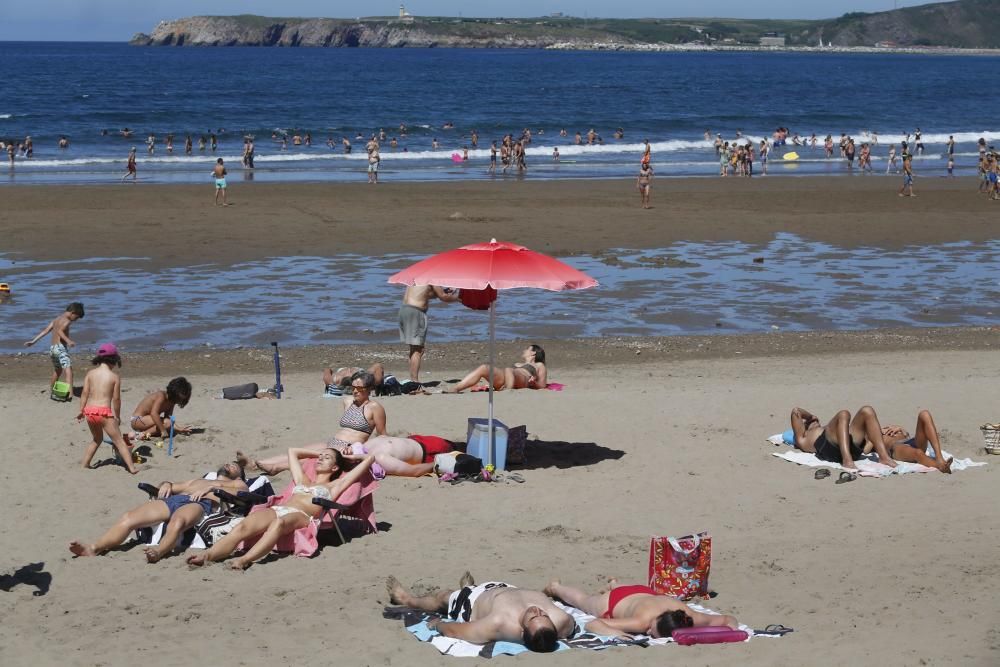 Domingo de calor y de atascos en Asturias