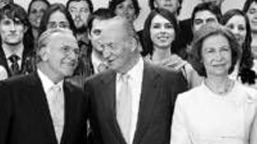 Juan Carlos y Sofía: LOS REYES DAN 121 BECAS DE LA CAIXAPARA UNIVERSITARIOS