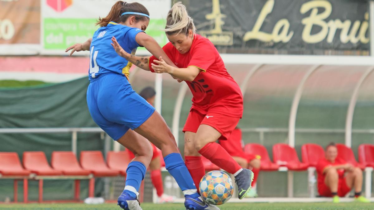 L’escapulada Gisela Ramos i la vermella Laura Tejado van maldar per propiciar la victòria del seu equip