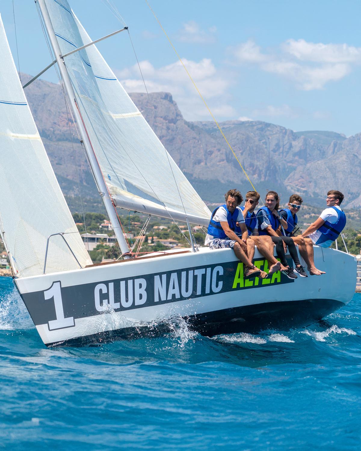 La experiencia comienza a las 11:00 horas con un recorrido de tres horas en velero.