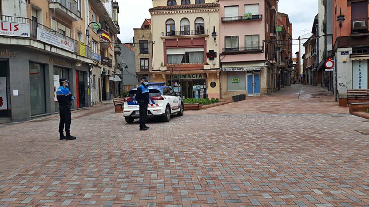 La Policía Local controlando el tránsito por la zona de Santa María. | E. P.