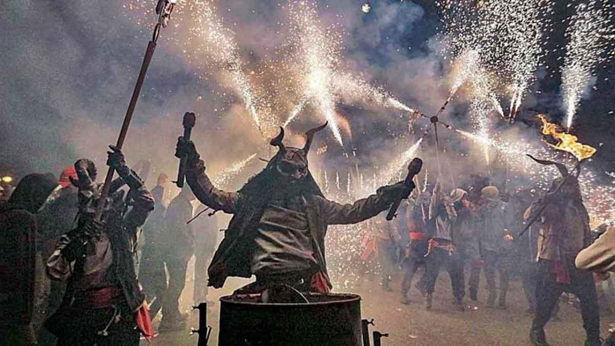 El Correfoc de Sant Sebastià baila en el infierno de Palma