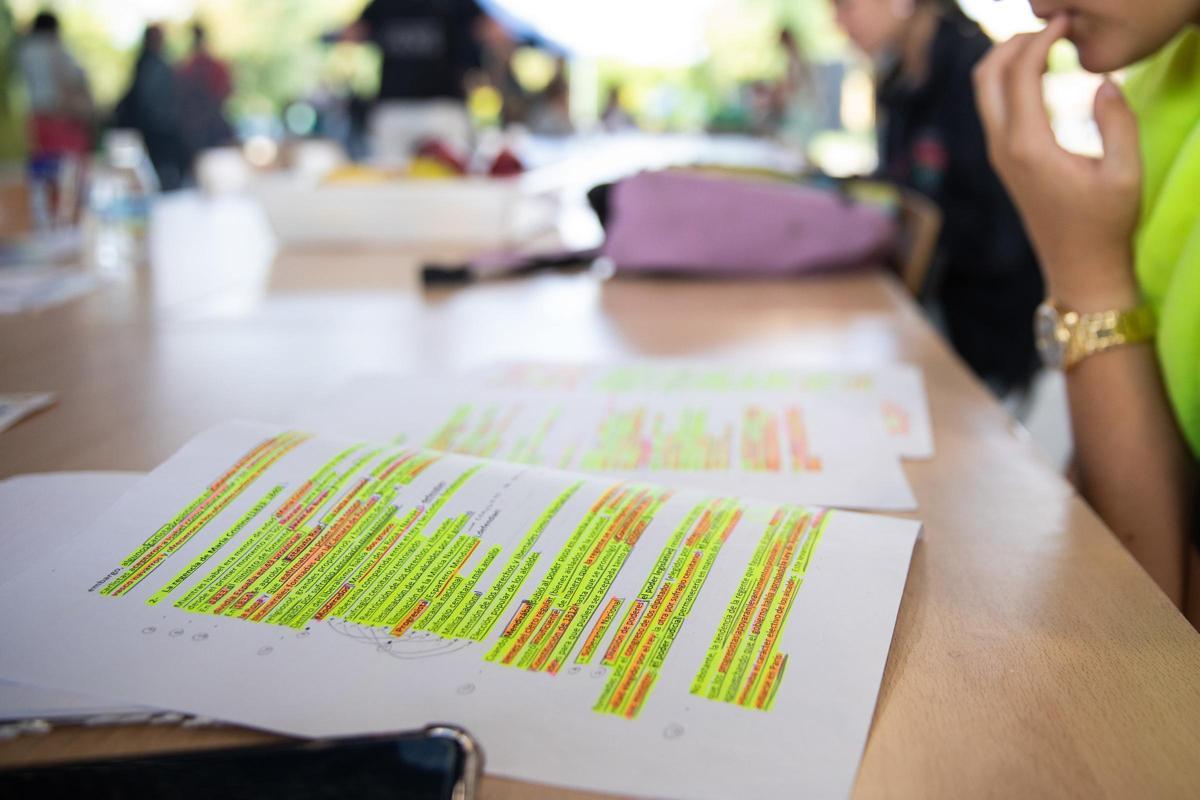 Una chica estudiando un examen de Bachillerato.