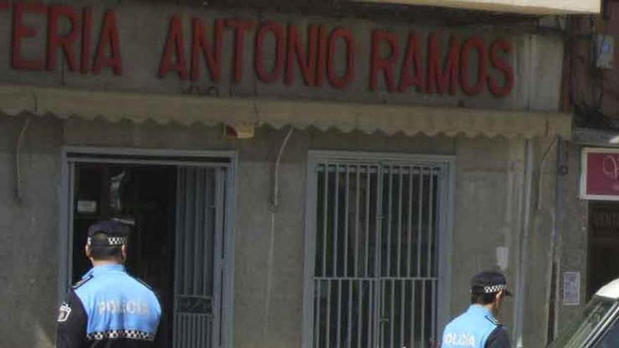 Dos agentes de la Policía realizan labores de vigilancia en una plaza.