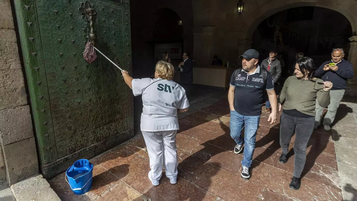 El misterio de por qué huele mal la entrada del Ayuntamiento de Alicante