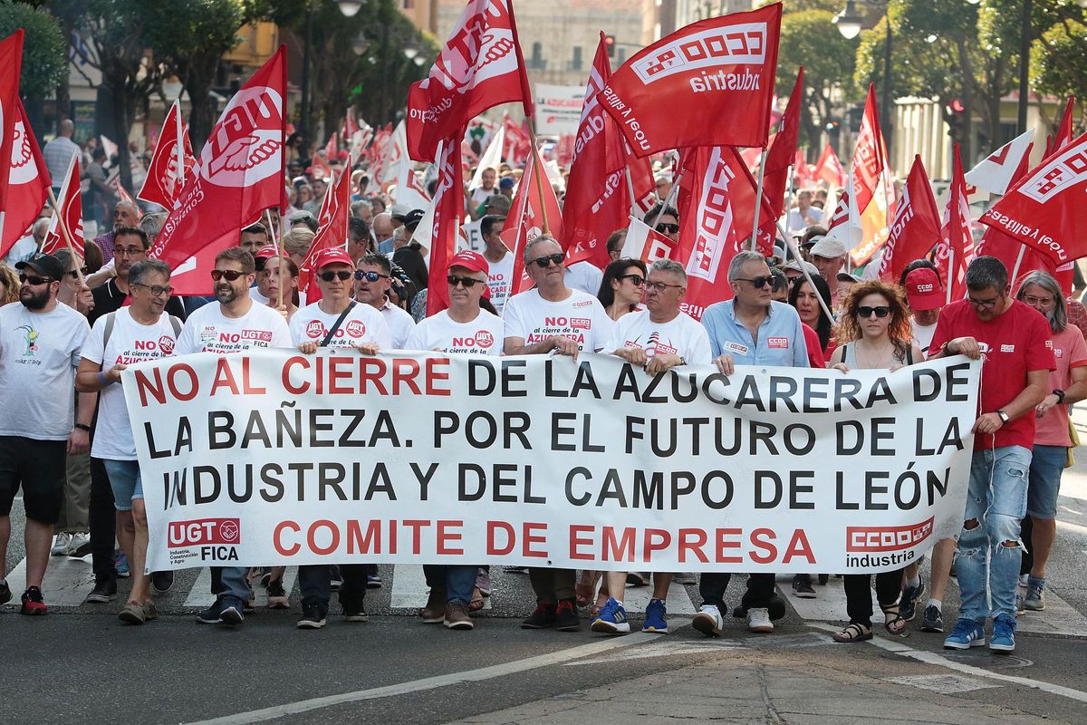 Dos millares de personas en León para mostrar su rechazo al cierre de la planta de Azucarera de La Bañeza.
