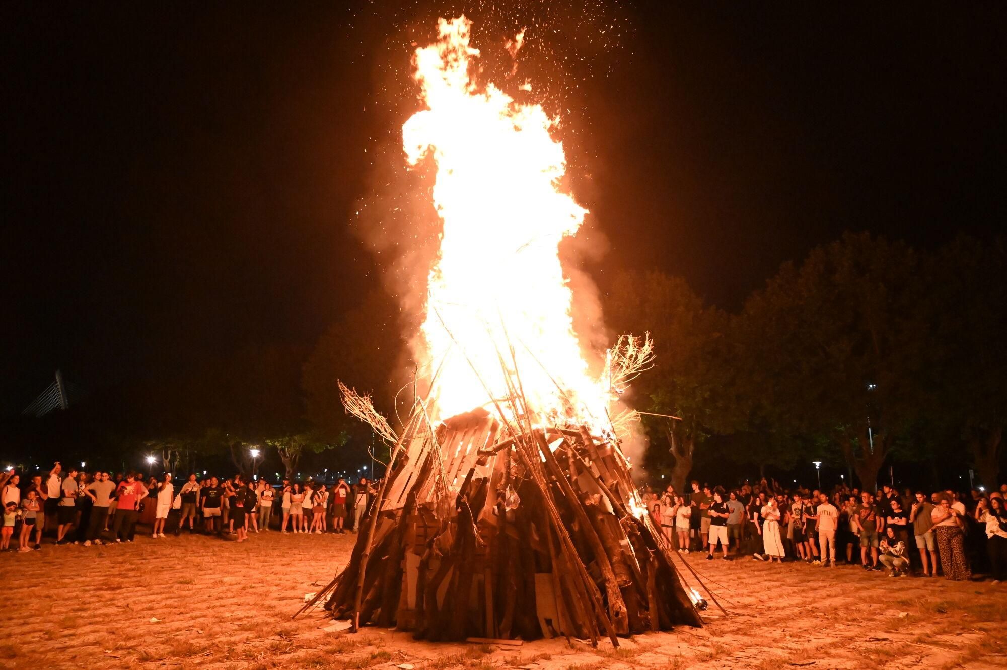 PONTEVEDRA.Encendido de la hoguera de San Juan