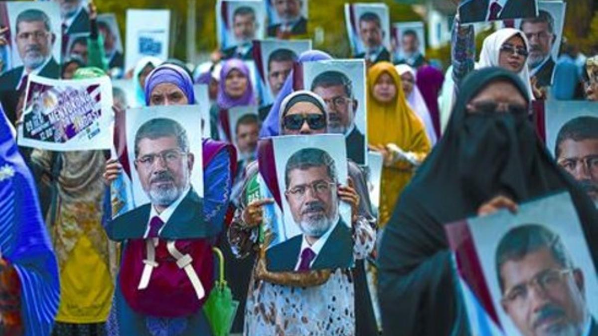 Islamistas de Malasia se manifiestan en su país en apoyo a Mursi, ayer.