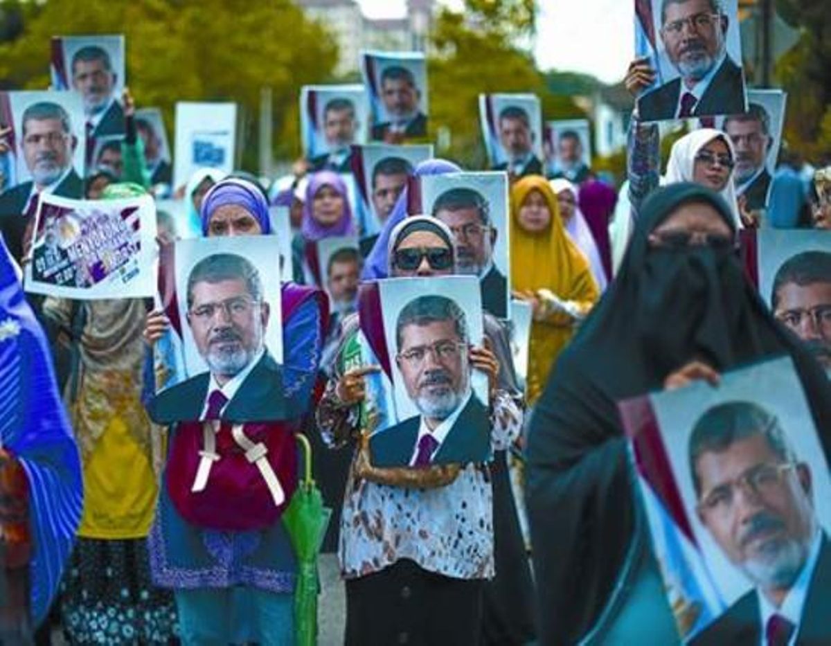 Islamistes de Malàisia es manifesten en el seu país en suport a Mursi, ahir. Islamistes de Malàisia es manifesten en el seu país en suport a Mursi, ahir.