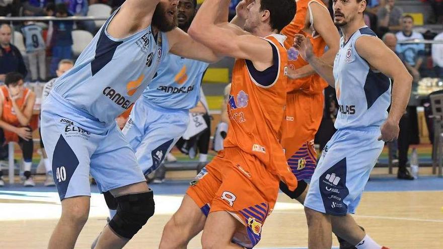 Ángel Hernández frente a Matt Stainbrook en un partido entre el Breogán y el Leyma del año pasado.