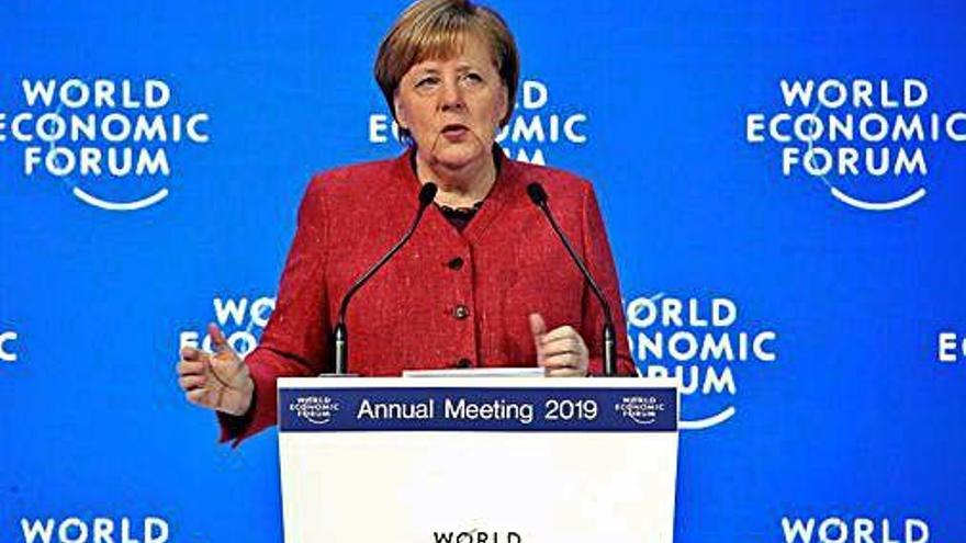 Merkel fa una encesa defensa del multilateralisme a Davos