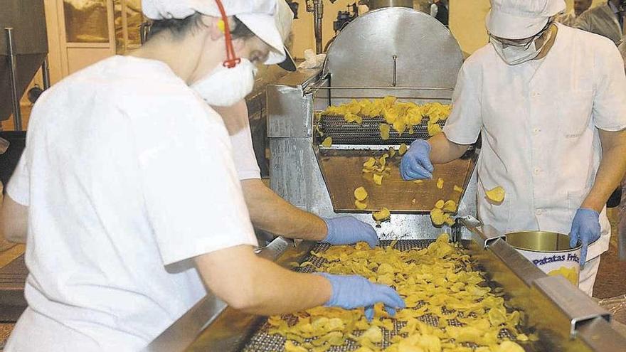 Selección y envasado de patatas manual en la cadena de producción de Bonilla. // Víctor Echave