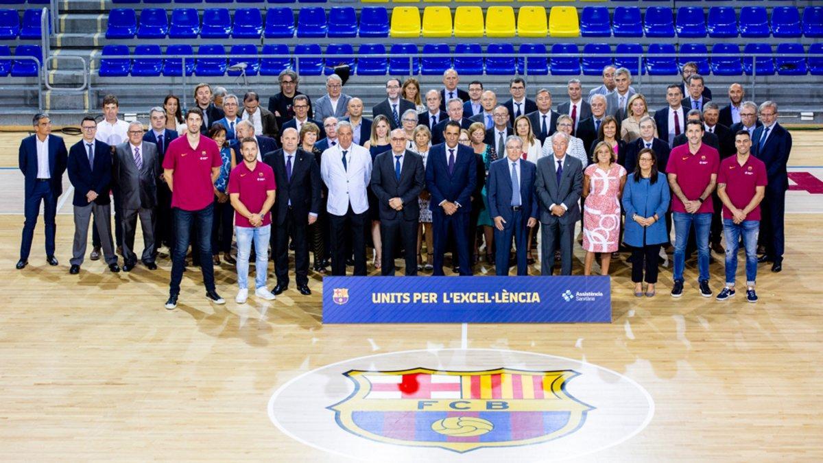 Foto de familia del acto con Assitència Sanitària