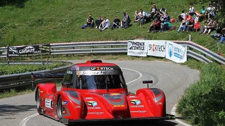 A la izquierda, Javier Villa, en su BRC B53. A la derecha, José Fombona, en su Lamborghini Huracán.