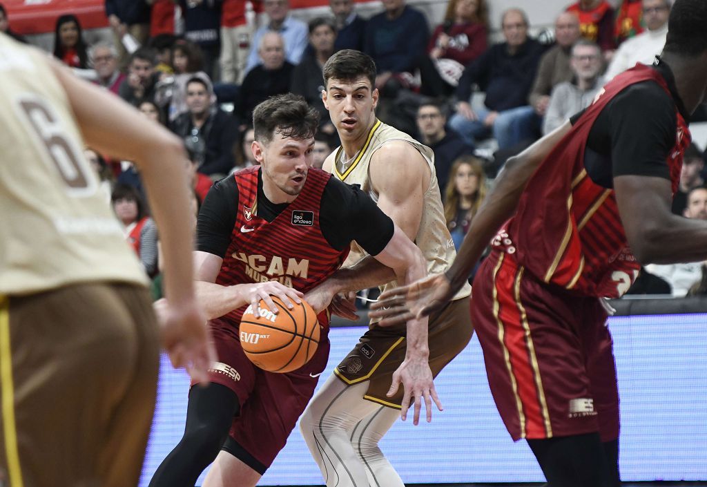 Todas las imágenes del partido del UCAM Murcia contra el Bàsquet Girona