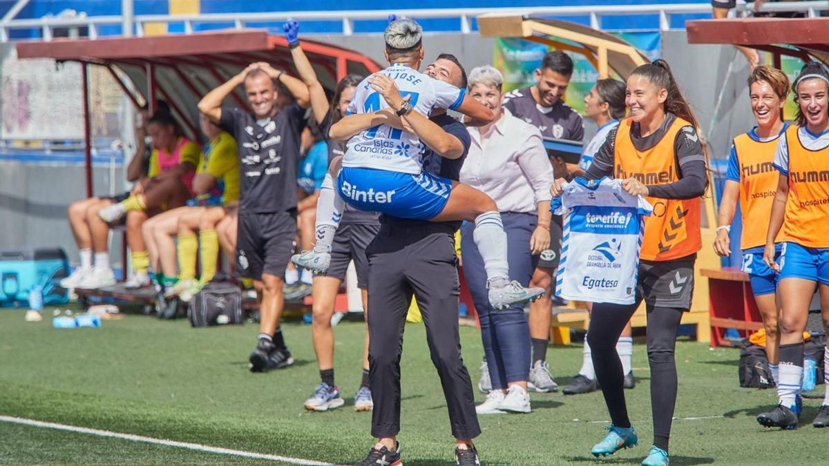 María José Pérez, celebrando su gol con José Herrera. | | UDG TENERIFE