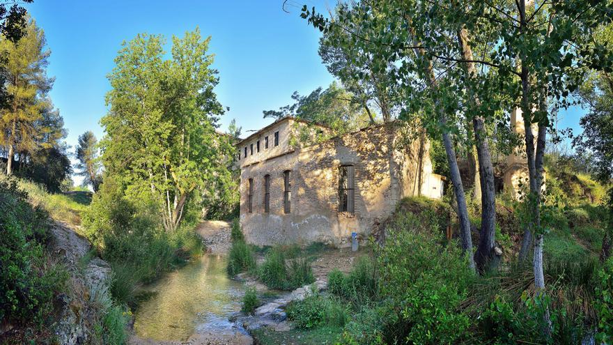 Un camino lleva años cerrado en Bocairent por el riesgo de derrumbe de un molino histórico