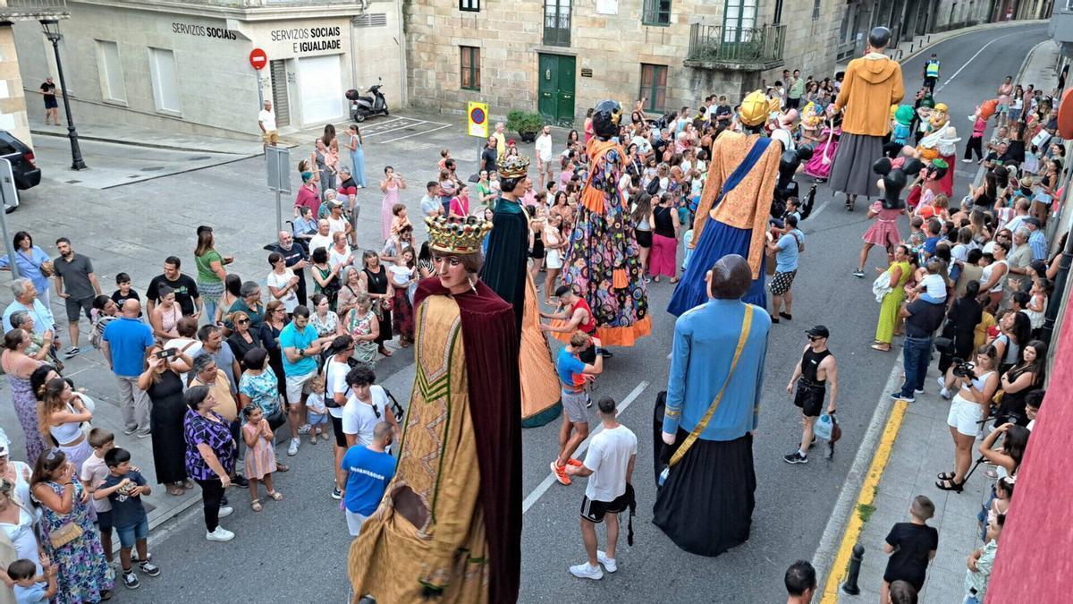Tradicional desfile de xigantes e cabezudos durante as festas do Carme dos Pincheiros.