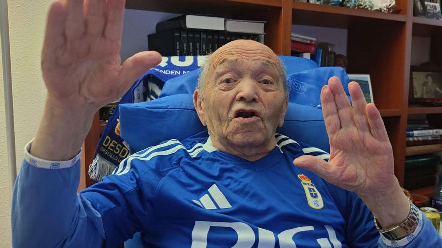 Josín levanta los brazos en su domicilio de Ventanielles cuando Santi Cazorla marca el gol de penalti. | FERNANDO DELGADO