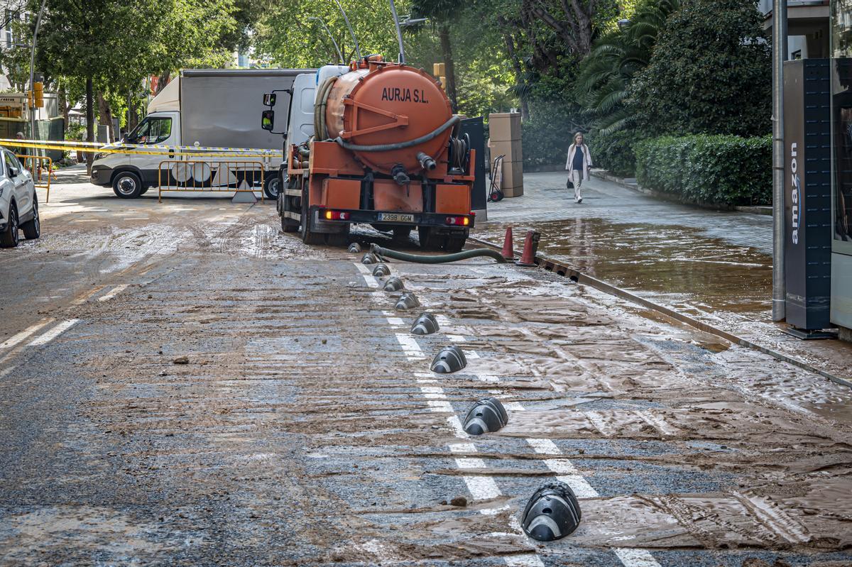 Escape de agua de grandes dimensiones en la avenida Pedralbes con el paseo Manuel Girona de Barcelona