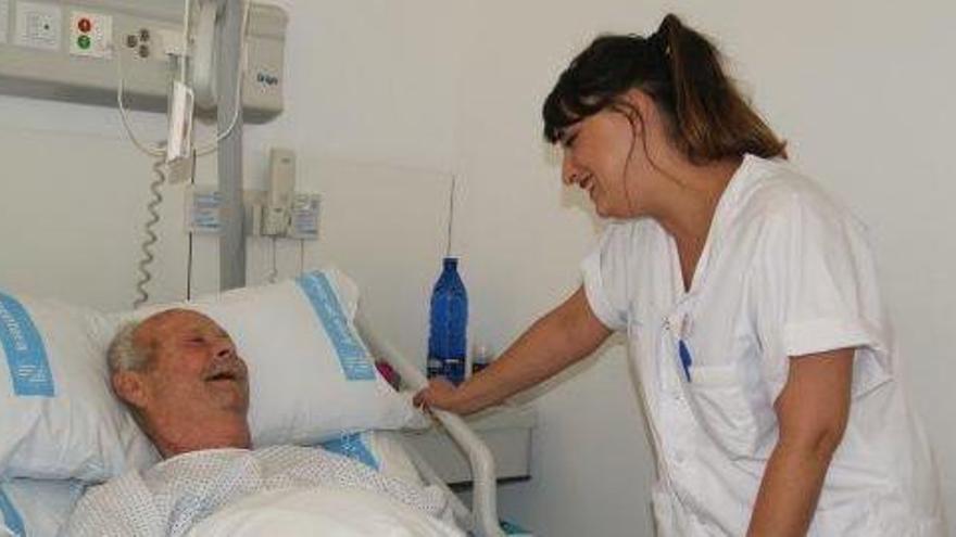 Eva Moreno visita en el hospital a uno de los pacientes de la unidad.