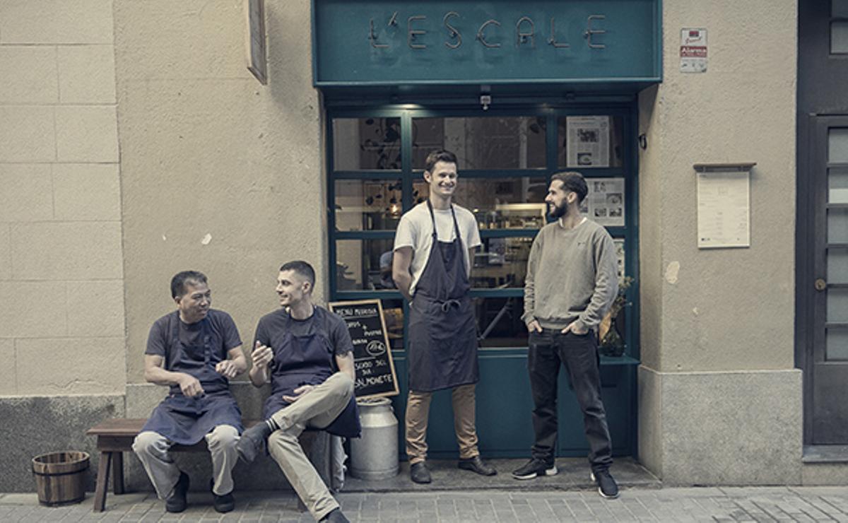 El equipo de L’Escale, en la puerta del restaurante, que explica cómo preparar el ciervo con grosellas y trompetas de la muerte.