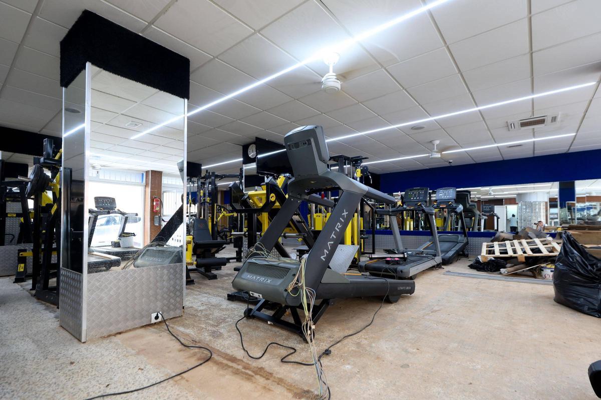 Restos de barro en el gimnasio de la zona de Can Ventosa.