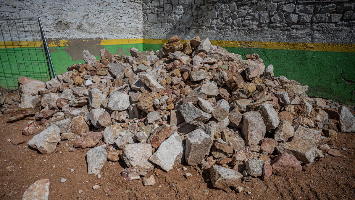 Las piedras retiradas del muro, que ahora deberán ser restituidas por el dueño del solar