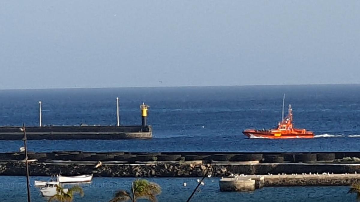 Una embarcación de Salvamento Marítimo se dirige con migrantes el Muelle Comercial de Arrecife.