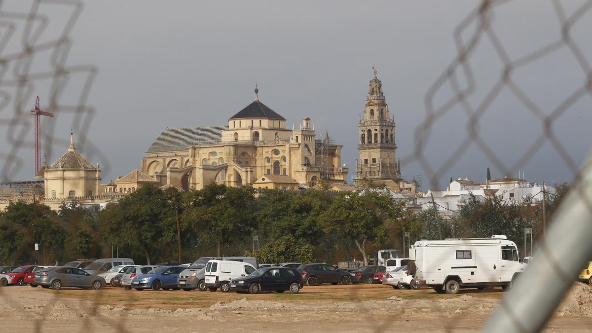 Imagen de la parcela de Miraflores, donde Riff Producciones quiere levantar su auditorio, con la imagen de la Mezquita-Catedral al fondo.